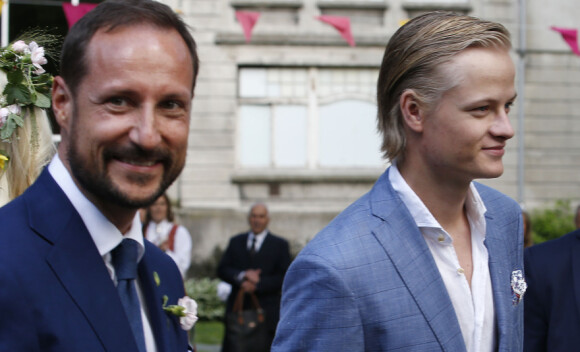 TRONDHEIM 20160623.
Kronprins Haakon (t.v.) og Marius Borg Høiby i hageselskapet i Stiftsgården i Trondheim i forbindelse kongeparet 25 år som kongepar torsdag.
Foto: Lise Åserud / NTB scanpix